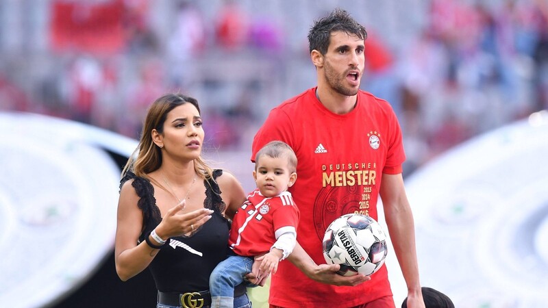 Bei der gewonnenen Meisterschaft 2019 schaute auch Aline Brum in der Allianz Arena vorbei. Javier Martínez hat mit seiner Freundin zwei gemeinsame Kinder (Sohn Luca und Tochter Naia).