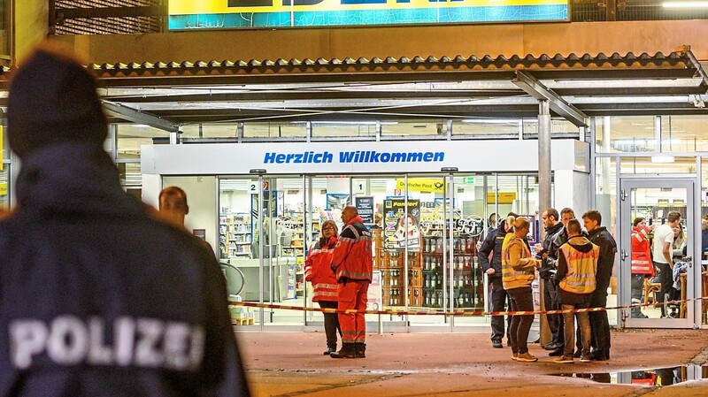 2. Oktober 2019: Einsatzkräfte stehen vor einem Abensberger Supermarkt, vor dem tödliche Schüsse gefallen sind.