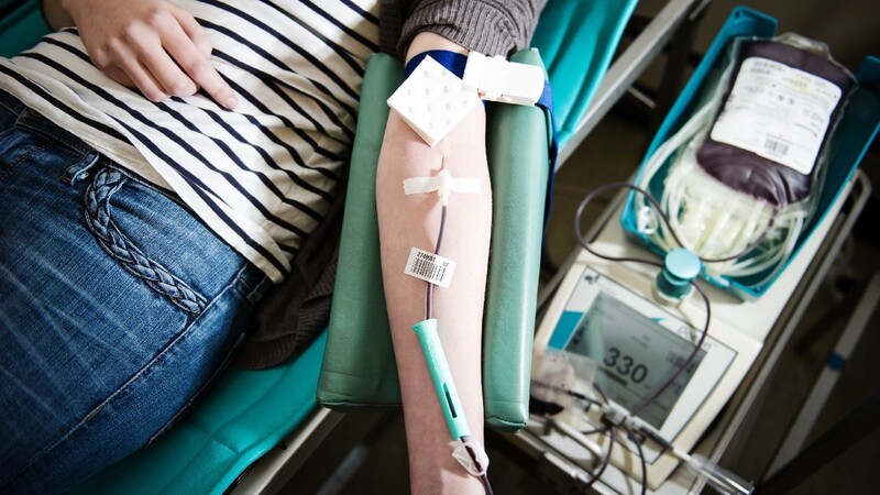 Vergangene Woche wendete sich der Blutspendedienst des Bayerischen Roten Kreuzes (BRK) mit einem dringenden Hilferuf an die Öffentlichkeit: Die Blutbanken sind leer. Operationen mussten bereits verschoben werden. (Symbolbild)