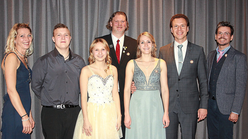 Die strahlenden neuen Prinzenpaare mit Narrhalla-Vorsitzendem Martin Reiher (hinten Mitte) sowie Kindergarde-Präsidentin Martina Sigl (links) und Präsident Heiko Feind (rechts).
