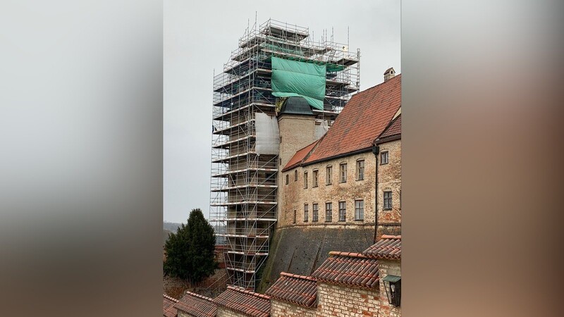 Derzeit laufen die Arbeiten am eingerüsteten Wittelsbacher Turm, der sich im Inneren in eine Werkstatt verwandelt hat. Gut zu sehen: Schäden an Fenster und Fassade.