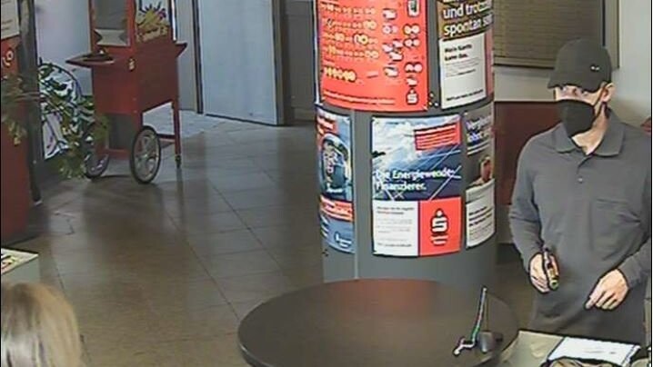 Die Aufnahmen der Überwachungskameras zeigen den Täter in der Sparkasse.
