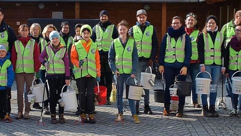 26 Freiwillige jeden Alters folgten dem Aufruf der Initiative Cleanup-Langquaid und sammelten drei Stunden lang Müll.