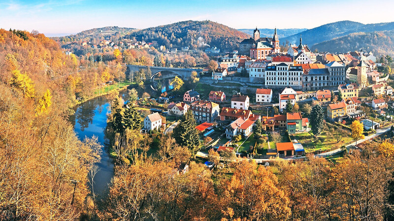 Um die mittelalterliche Stadt Loket mit seiner Burg krümmt sich der Fluss Eger wie ein gebeugter Arm - daher der deutsche Name Elbogen.