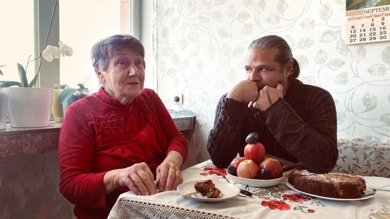 Die Holocaust-Überlebende Hanna Stryschkowa und der Fotograf und Filmemacher Luigi Toscano aus Mannheim unterhalten sich an einem Tisch. Die Seniorin hat den Holocaust im deutschen Konzentrationslager Auschwitz überlebt.