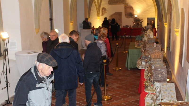 Rund 270 Besucher lockte die Krippenausstellung im Kreuzgang des Karmelitenklosters in Abensberg am ersten Wochenende an.