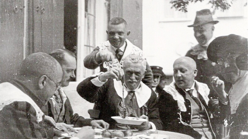 Die "Niederländter" hatten ihren Stammsitz im Ainmiller. Auch Brauereidirektor Ludwig Koller (Mitte, stehend) gehörte ihnen an.