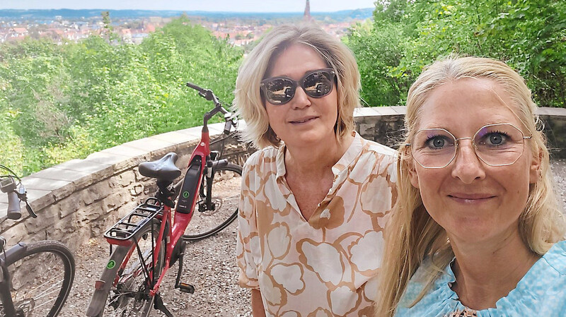 Gudrun Weber vom Amt für Marketing, Wirtschaft und Tourismus (links) und Redakteurin Sigrid Zeindl sind die Tour "Landshut mit dem (E)Bike entdecken" geradelt - hier stehen sie auf der Carossahöhe.