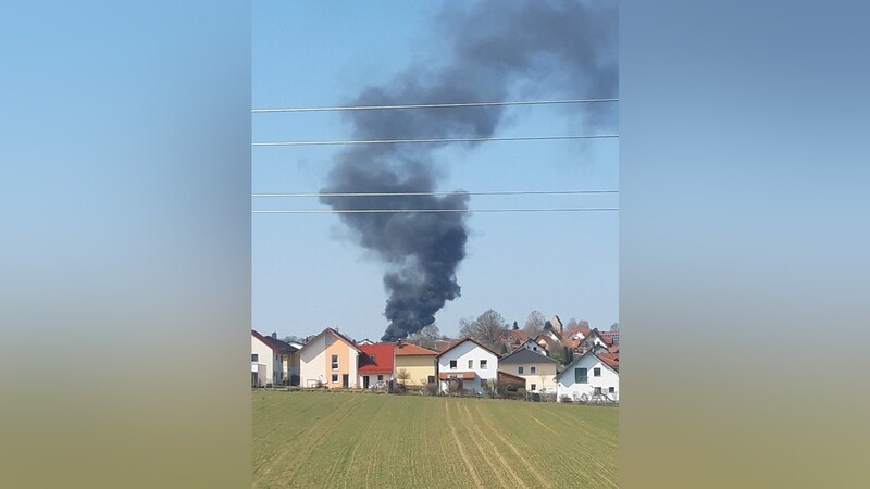 Schon von Weitem konnte man die schwarze Rauchsäule in Preisenberg sehen.