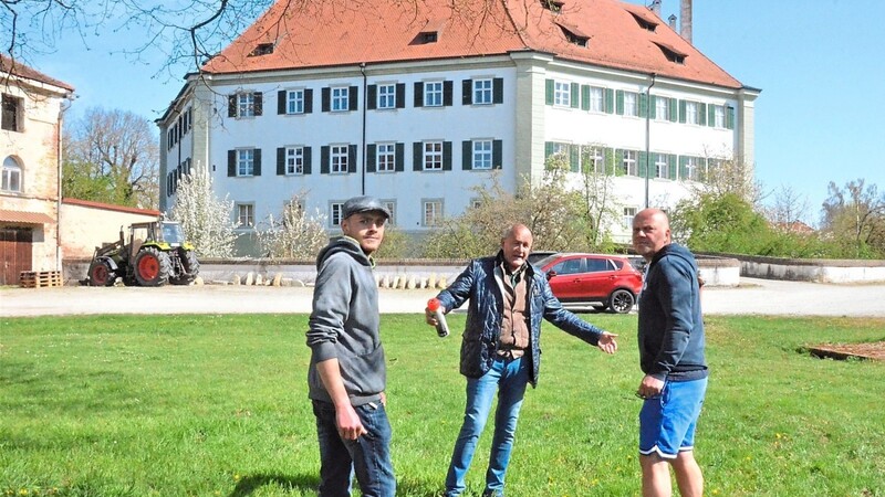Ausstellungsleiter Kurt Ostermeier (Mitte) war in den vergangenen Tagen vor allem damit beschäftigt, für alle Aussteller den richtigen Standort auf dem Gelände des Sünchinger Schlosses zu finden.