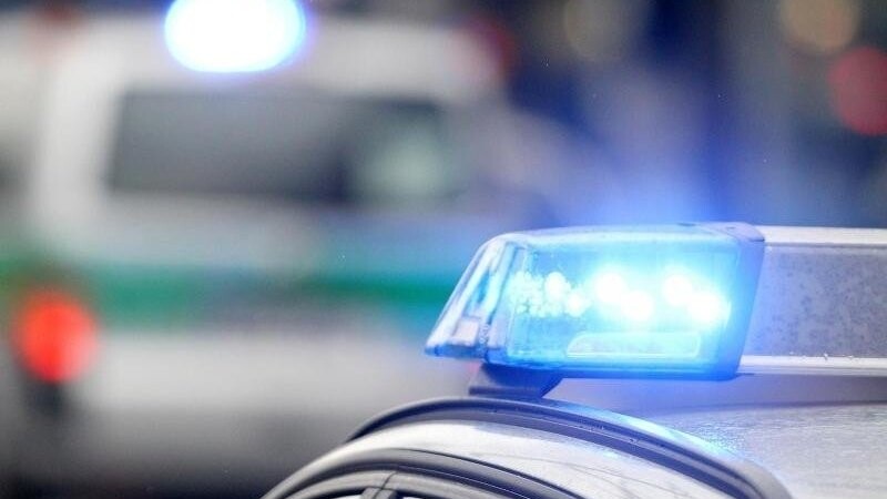 Ein Kunde hatte die Polizei kurz nach Mitternacht zu der Bank in der Otto-Suhr-Allee in Charlottenburg gerufen.