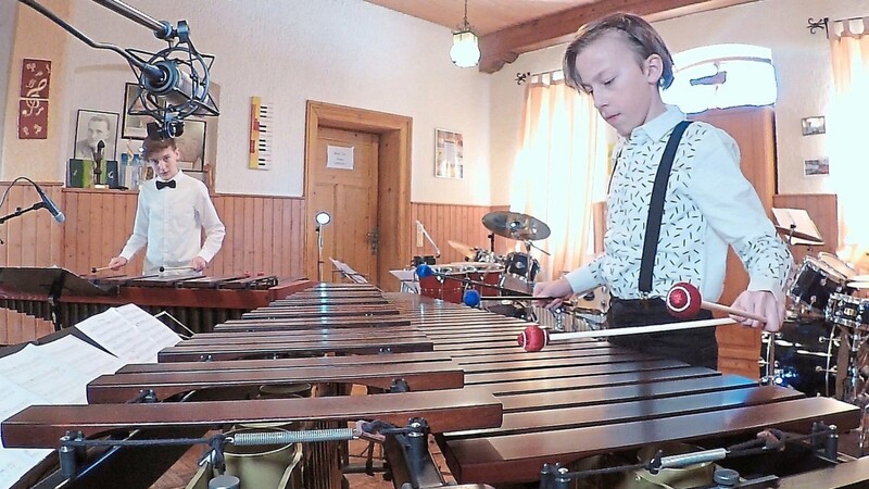 Niklas Weiskopf (rechts) und Julius Schatz haben sich mit ihrem ausgeklügelten Programm für den Bundeswettbewerb von Jugend musiziert qualifiziert.