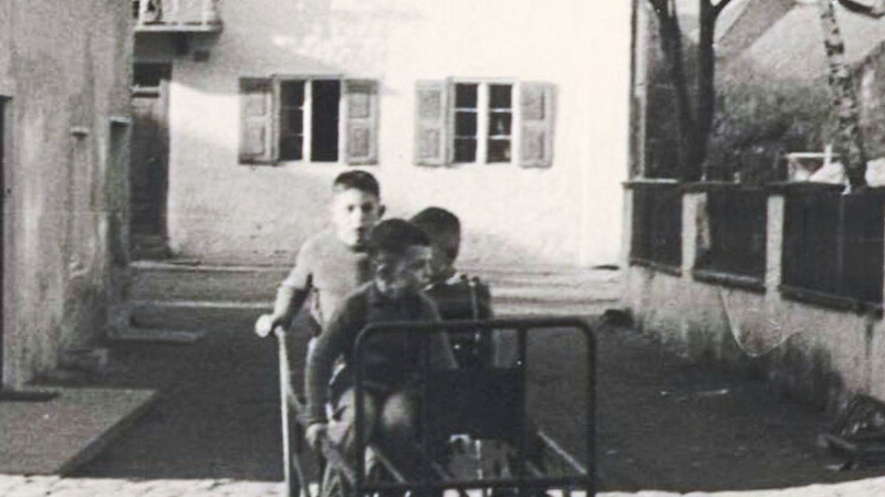 Das Foto von einst: Fritz Buchner schiebt das Wagerl.