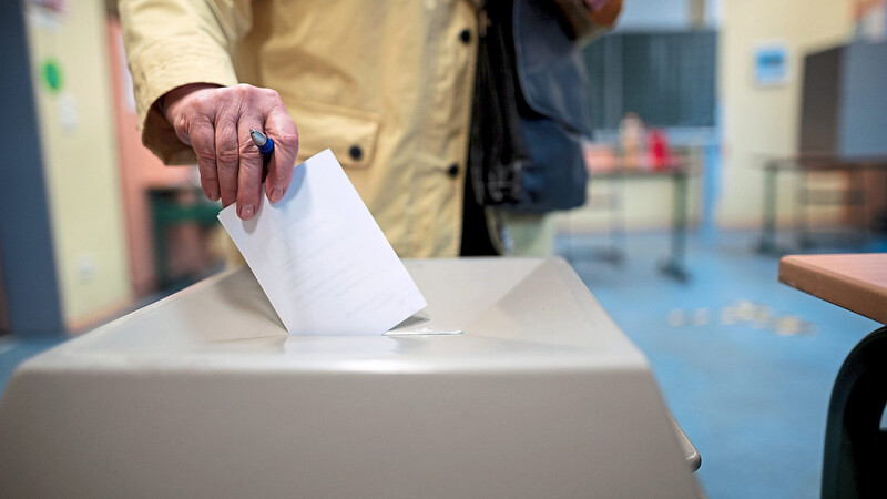 Eine Frau wirft einen Wahlschein in eine Wahlurne. Wie die Bundestagswahl im Pandemiejahr 2021 abläuft, wird sich erst die nächsten Monate konkret abzeichnen.
