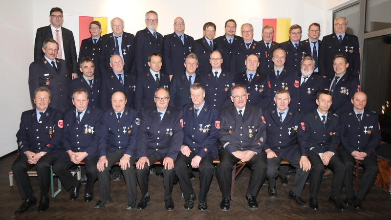 Für 40 Jahre aktiven Feuerwehrdienst erhielten 36 Kameraden das Ehrenabzeichen in Gold.