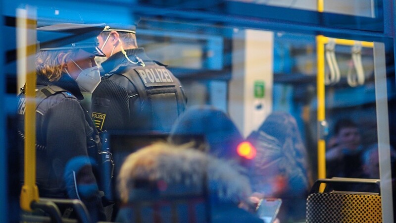 Wer in Landshut mit dem Bus fahren will, braucht einen 3G-Nachweis. Polizei und Ordnungsamt führen Kontrollen durch.