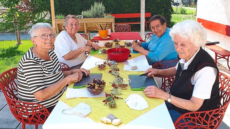 Die Gäste des Café Malta backen sich ihren Pflaumenkuchen selbst und haben sehr viel Spaß dabei.