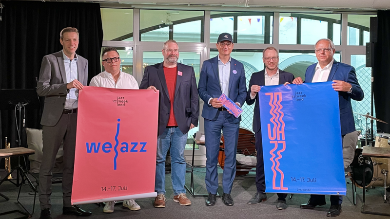 Die "Jazzstadt Regensburg erwacht wieder", freut sich Kulturreferent Wolfgang Dersch (3.v.r.) zusammen mit Vertretern einiger Werbepartner und dem Intendanten Christian Sommerer (3.v.l.).
