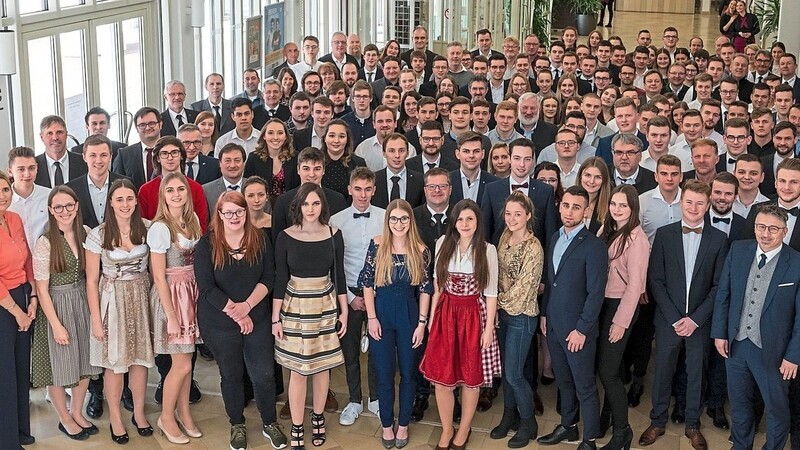 Die Zukunft von BMW: 112 Absolventinnen und Absolventen der Berufsausbildung im BMW Group Werk Dingolfing wurden am Freitag freigesprochen.