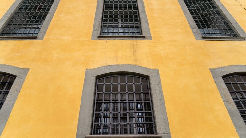 Blick auf die mit Gittern befestigten Fenster der JVA Bamberg.