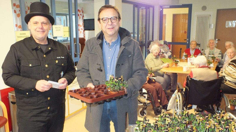 Mit Glückskleestöckchen überraschte Bürgermeister Franz Wittmann zusammen mit Kaminkehrermeister Stadtrat Alois Pinzl jun. am Neujahrstag die Bewohner der Seniorenheime.