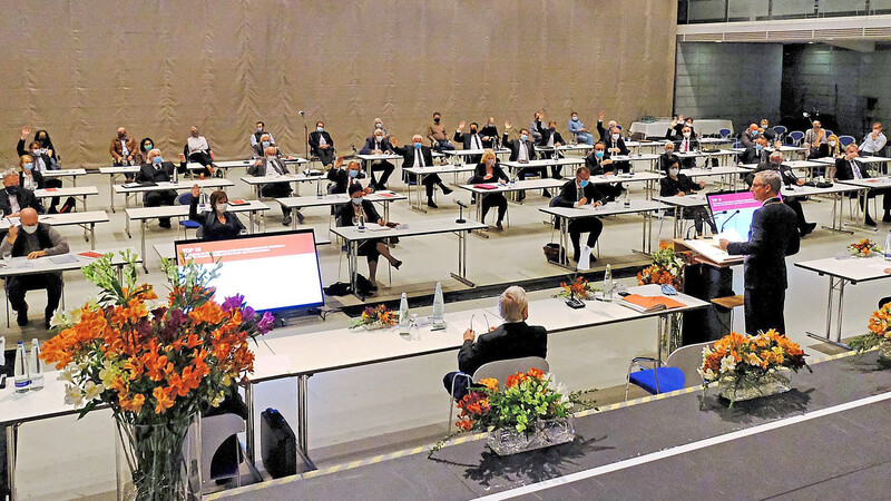 Ungewohnter Blick ins Plenum in der Fraunhoferhalle: Alle auf Abstand.  Fotos: Ulli Scharrer
