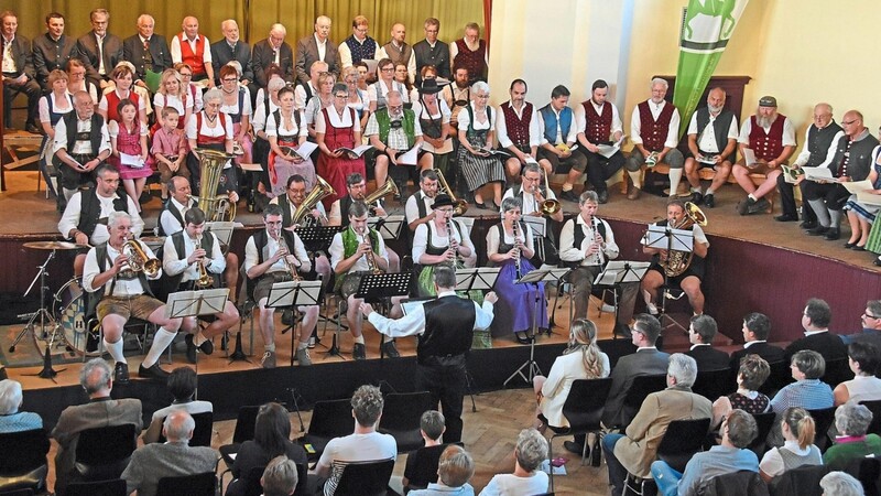 Festspielchor und Blaskapelle Weißenregen unter der musikalischen Gesamtleitung von Wolfgang Riegraf zusammen mit den übrigen Mitwirkenden der CD-Produktion bei der Jubiläumsaufführung am 26. Mai 2019 in der Jahnhalle.