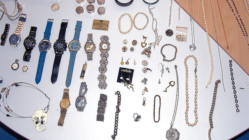 Zahlreiche Uhren, Perlenketten und Münzen wurden einem Einbruch in ein Einfamilienhaus zugeordnet.