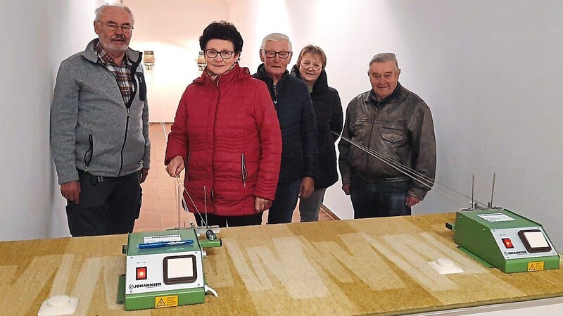 Vorsitzender Hans Liegl (links) und die Vorstandsmitglieder freuen sich, dass der Schützenverein Gemütlichkeit in der Alten Schule eine neue Bleibe gefunden hat.