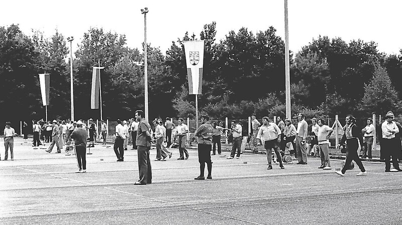 Auf den im Jahr 1969 erstellten Asphaltbahnen auf der Fläche in der Plattlinger Au, wo heute die EDV-Schulen stehen, wurden viele regionale und überregionale Turniere abgehalten.