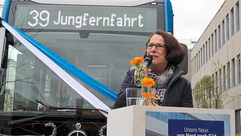 Oberbürgermeisterin Gertrud Maltz-Schwarzfischer berichtete begeistert von ihrer ersten Fahrt mit der Linie 39. Man würde nur so dahingleiten, schwärmt sie.