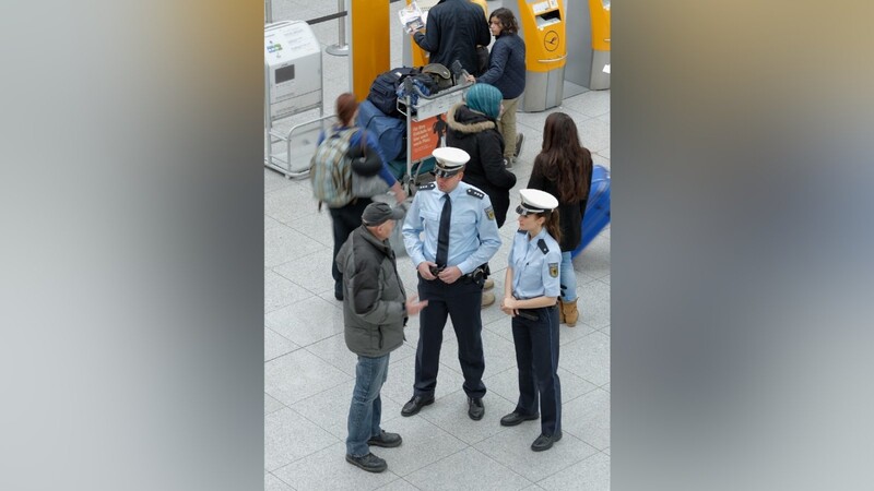 An den Ein- und Ausreisekontrollstellen am Münchner Flughafen ziehen Bundespolizisten durchschnittlich zwei Reisende pro Tag mit gefälschten Dokumenten aus dem Verkehr. Aber auch für die Mithilfe und Hinweise von Flughafenbediensteten oder Reisenden sind die Bundespolizisten immer dankbar.