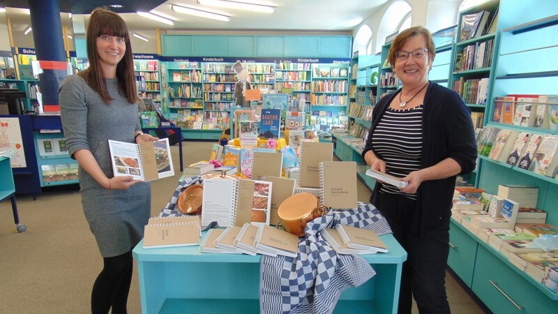 Autorin Anna Ulmer (links) mit Christine Koj im Buchladen in Vilsbiburg.