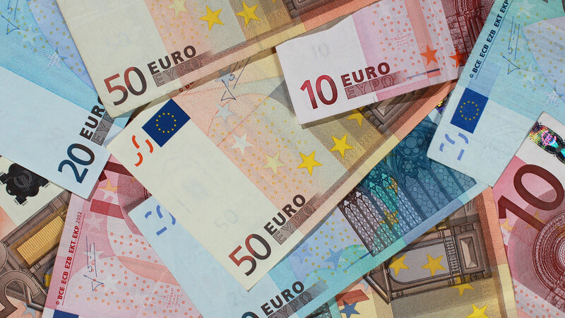 Aus Angst vor Einbrechern hat eine 89-jährige Frau in Waldkraiburg 18.500 Euro zerrissen. Jetzt muss die Bundesbank das Geld zurückerstatten. (Symbolbild)