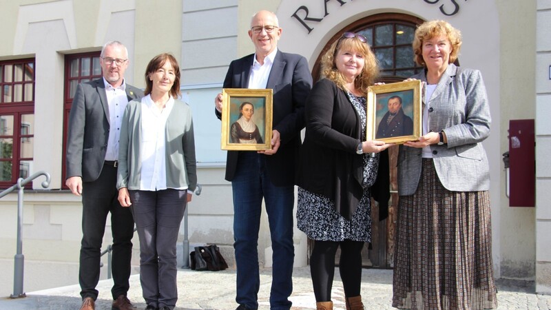 Bei der Übergabe der Gemälde, die Anna Maria Kasparbauer und Franz Xaver Kasparbauer zeigen: Hans Greil, Eva Bauernfeind, Alfred Mair, Ruth Haimerl und Gerit Mair.