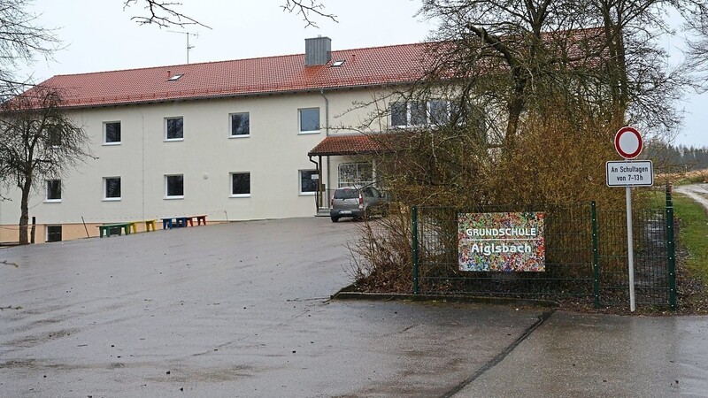 Gibt es den Coronafall an der Aiglsbacher Grundschule? Aktuell bewegt man sich im Bereich des Verdachts, der aber noch keine Bestätigung gefunden hat. Bis auf weiteres herrscht deshalb vorsorglich kein Schulbetrieb.