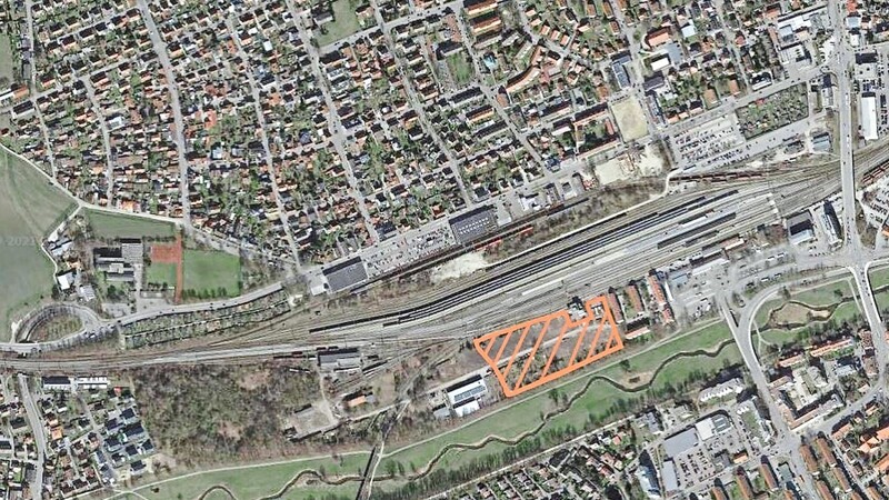 Zwischen Bahngleisen und Flutmulde sollen westliche des Hauptbahnhofs Wohnungen entstehen. Das Baugebiet ist rot schraffiert markiert. Doch das Vorhaben verzögert sich.
