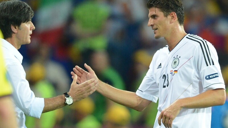 Bundestrainer Joachim Löw wird am Samstagabend besonders auf die Leistung von Mario Gomez achten.