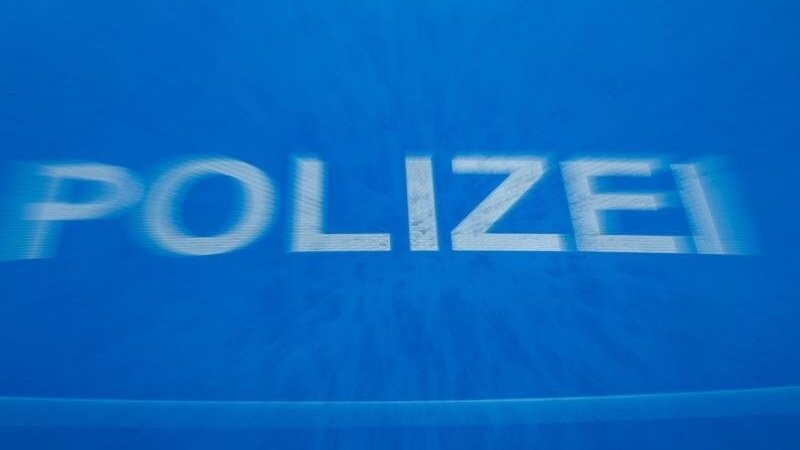 Schriftzug "Polizei" auf der Motorhaube eines Funkstreifenwagens. Foto: Jens Büttner/dpa-Zentralbild/dpa/Archivbild