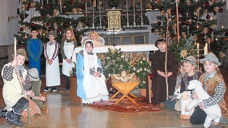 Das Krippenspiel der Herbergsuche von Maria und Josef fand in der restlos gefüllten Pfarrkirche mit Kindern, Eltern und Großeltern statt.