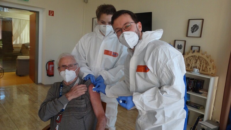 Dr. Falter und sein Team nahmen im BRK Seniorenheim Geisenhausen am 31. Dezember die Impfungen vor.