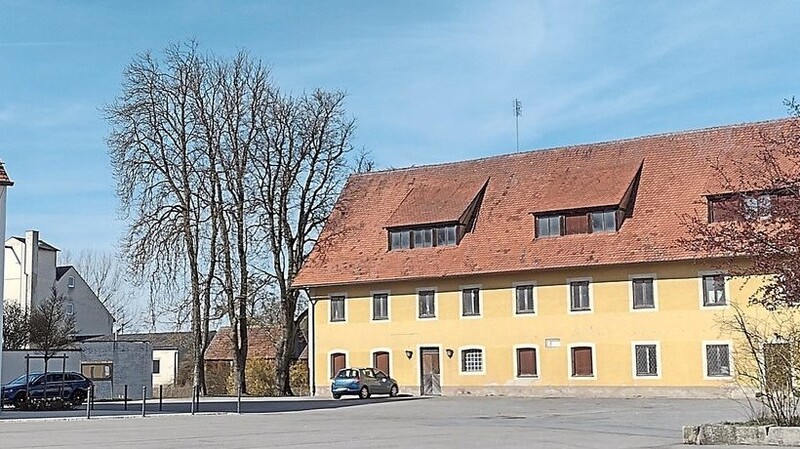 Das Bräustüberl (rechts) steht im Ensemble Zehentstadl (links) und Schloss aktuell noch verwaist da. Das soll sich aber nach dem Willen von Gemeinderat und Teilnehmergemeinschaft ändern.