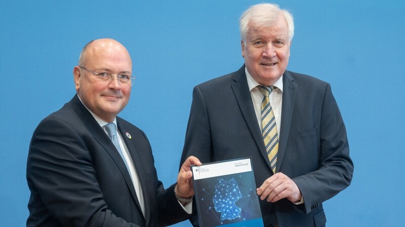 BSI-Präsident Arne Schönbohm (l.) und Horst Seehofer präsentieren den Bericht zur Lage der IT-Sicherheit in Deutschland.