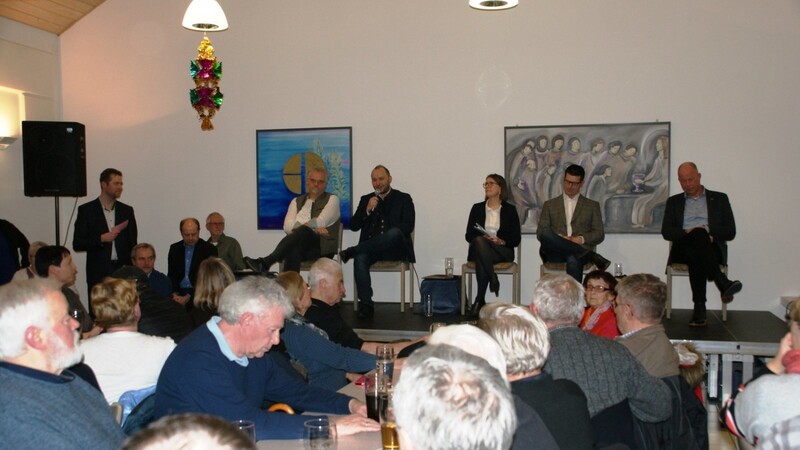Die Bürgermeisterkandidatin und die Bürgermeisterkandidaten von Bogen (von links): Robert Katzendobler, Helmut Muhr Junior, Andrea Probst, Stefan Amann und Ralf Kietzke.