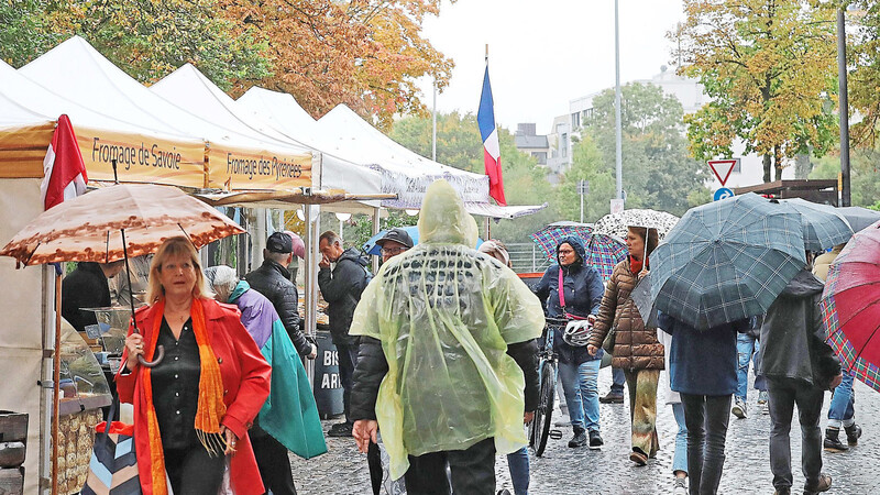 Regenschirm und Regenjacke waren unverzichtbare Begleiter beim verkaufsoffenen Sonntag in der Innenstadt. Der französische Markt am Ländtorplatz war dennoch gut besucht.
