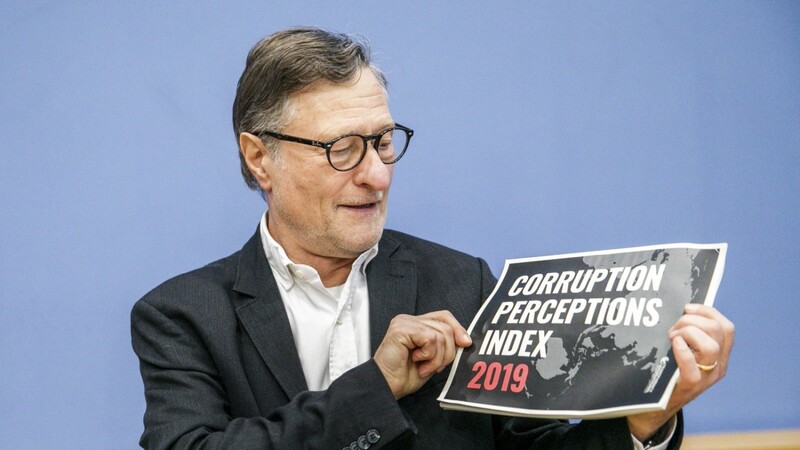 Der Vorsitzende von Transparency Deutschland, Hartmut Bäumer, zieht in Berlin Bilanz.
