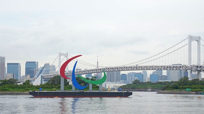 Eine Skulptur der drei paralympischen Agitos steht in der Bucht von Tokio. Paralympischen Spiele werden am 24. August eröffnet.