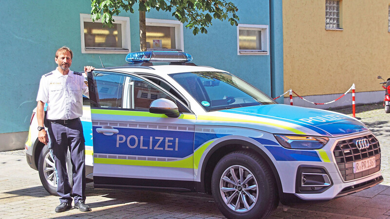 Polizeichef Maximilian Schwarz mit dem neuen Streifenwagen, der sich in zwei Merkmalen von vorherigen Exemplaren unterscheidet.