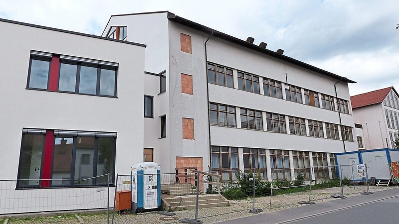 "Tolles Geschenk" zum 50jährigen Schuljubiläum: Der Landkreis hat die Erweiterung und Sanierung des Stammgebäudes für knapp zehn Millionen Euro in Angriff genommen.