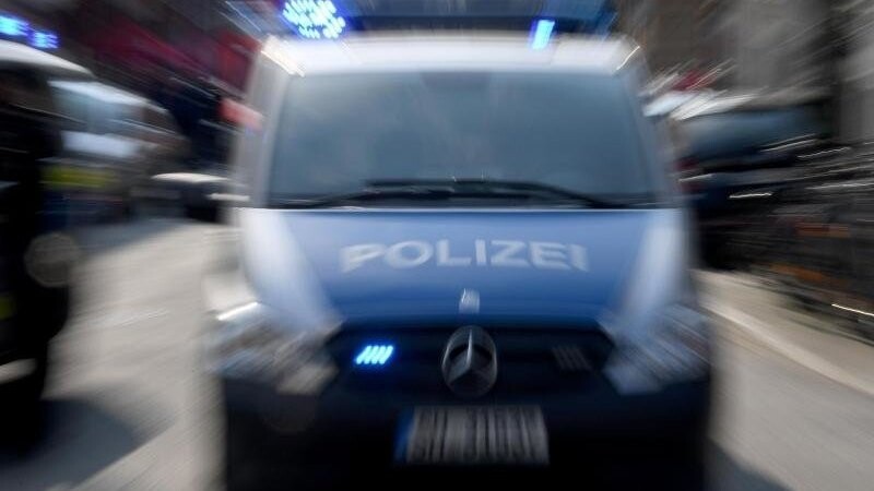 Polizeiwagen mit Blaulicht. (Symbolbild)